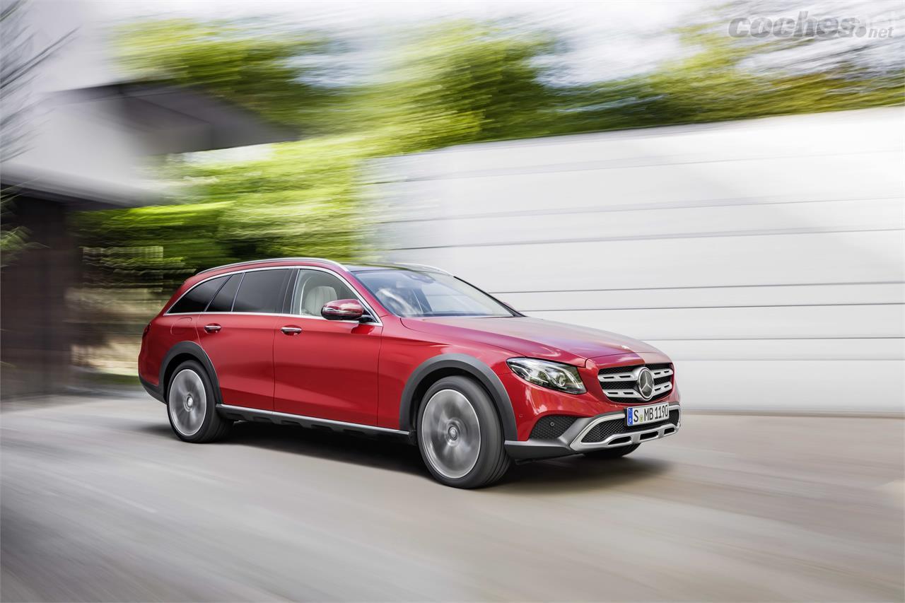 El Mercedes-Benz Clase E All-Terrain es una versión del Clase E Estate con estética,de todocamino, protecciones y suspensión neumática, que le dan ciertas aptitudes para el campo.  