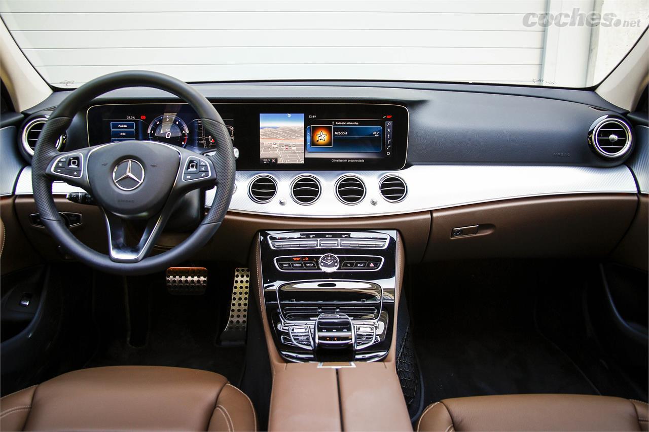 El interior de este Mercedes luce la calidad de acabados y materiales esperada, junto con un diseño que combina tecnología digital con detalles clásicos. 