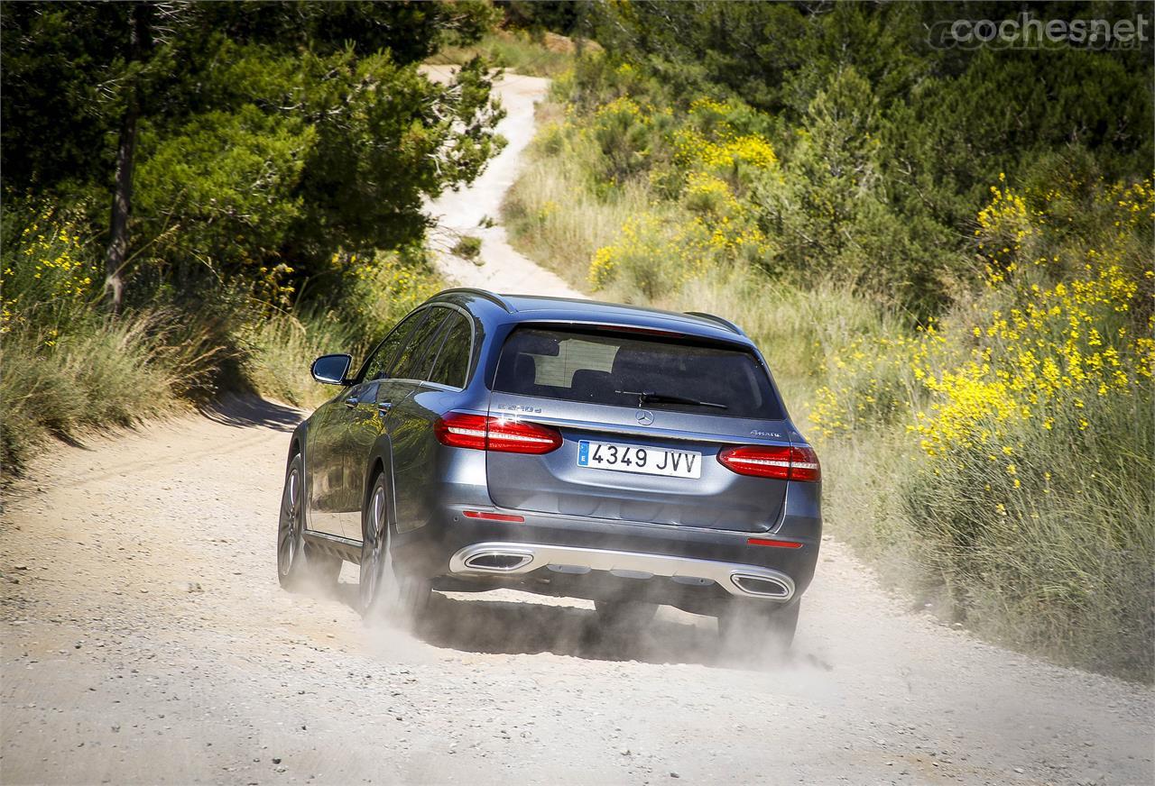 El Mercedes-Benz Clase E All Terrain es poco más que un Clase E Estate con algo más de altura libre al suelo, pero es suficiente para rodar con mayor soltura y garantías en off-road. 