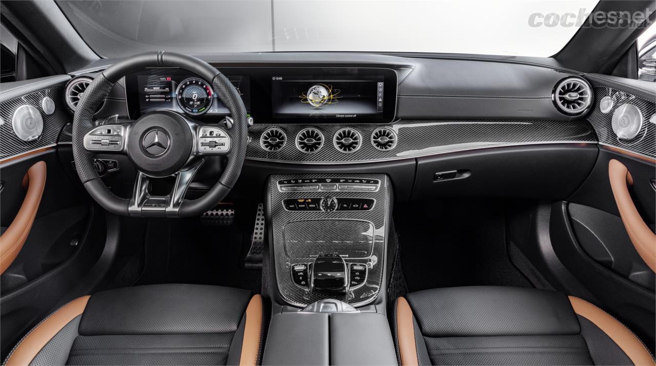 Doble pantalla, inserciones de fibra de carbono, cuero, volante AMG... el habitáculo mezcla toques lujosos y deportivos a partes iguales.