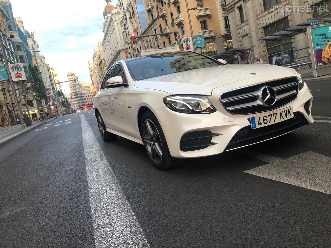 Por muy diésel que sea su motor térmico, el híbrido enchufable Mercedes-Benz 'E 300 de' luce la etiqueta Cero que le otorga acceso a núcleos urbanos con restricciones de tráfico. 