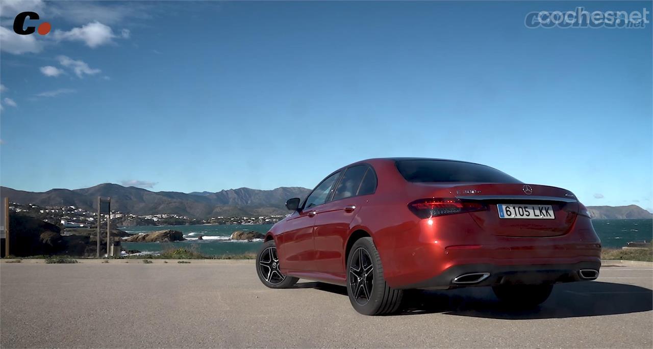 El Mercedes-Benz E 300 e ofrece una buena solución a aquellos que busquen un coche para usar a diario en cortos recorridos y gastandos solo energía eléctrica. 