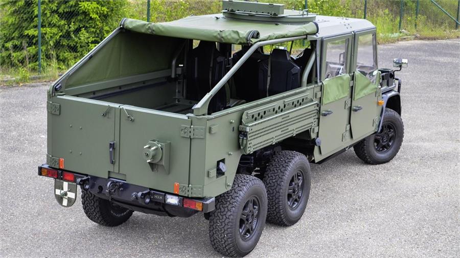 El LRPV o Long Range Patrol Vehicle 6X6 con el depósito adicional opcional de 53 litros de carburante ofrece una autonomía de 1.000 kilómetros.