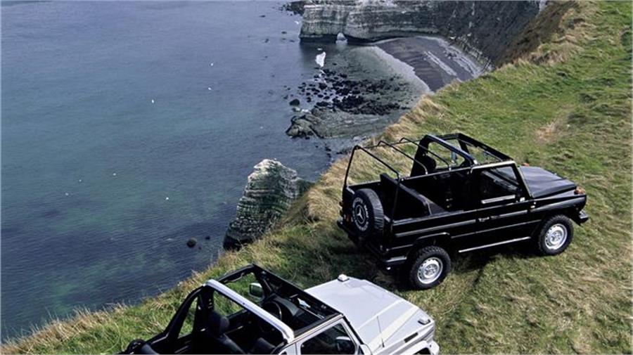 En 1997 la versión Cabrio recibió una capota de lona con sistema de plegado automático mediante un mecanismo electro-neumático.