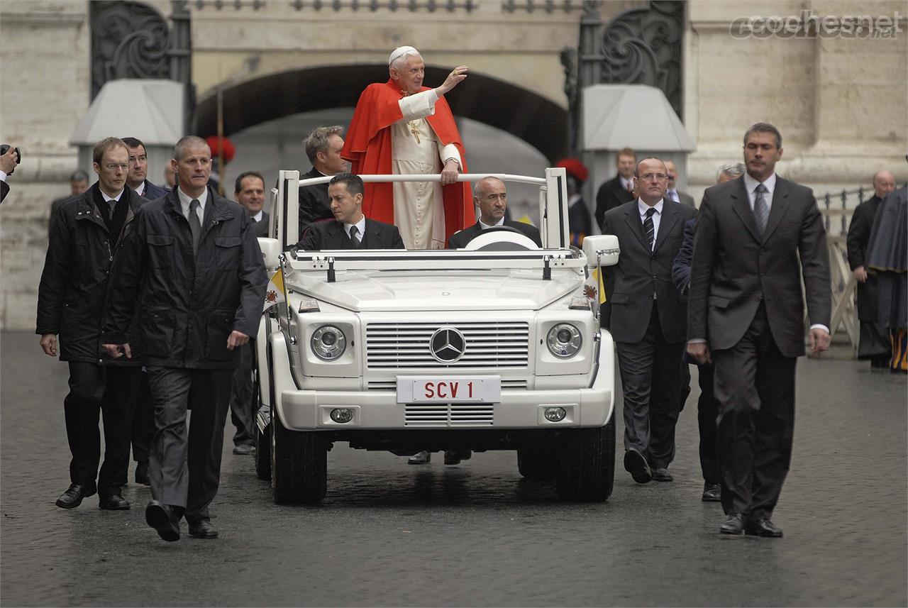 El desaparecido Mercedes-Benz Clase G Cabrio ya contaba con una capota de lona eléctrica. De hecho sirvió también como Papamóvil.