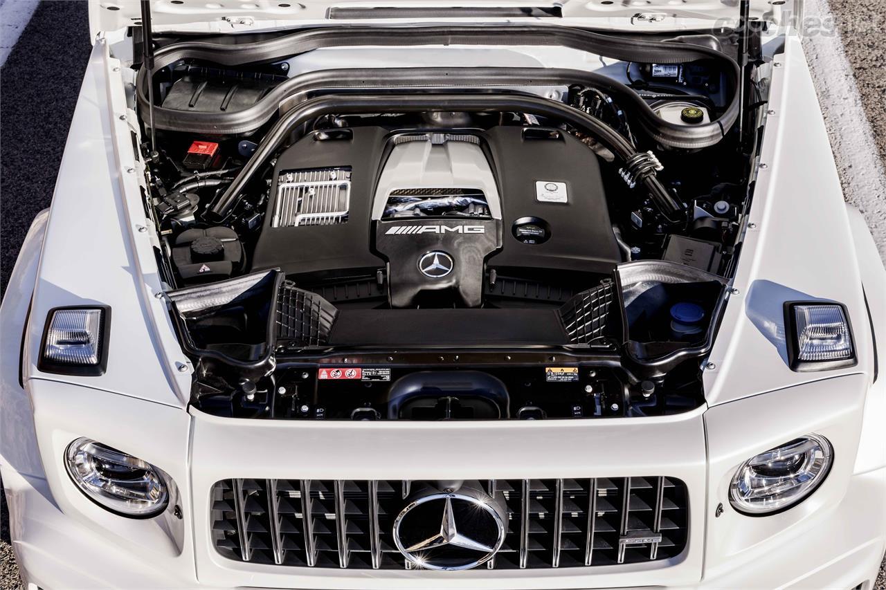 El motor V8 de gasolina tiene sus dos turbocompresores entre las bancadas y se sirve de un sistema de desactivación de cilindros. 