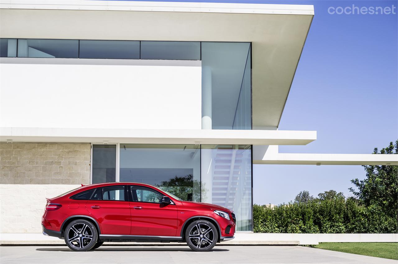 La silueta cupé de este SUV de lujo viene marcada por una línea de techo que desciende considerablemente hacia la zaga a partir del pilar B. 