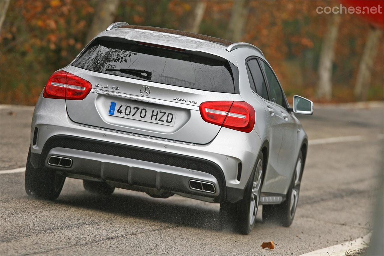 Las suspensiones tienen un tarado duro pero más confortable que su hermano pequeño A 45 AMG. Con el GLA 45 AMG se puede viajar sin acabar fatigados.