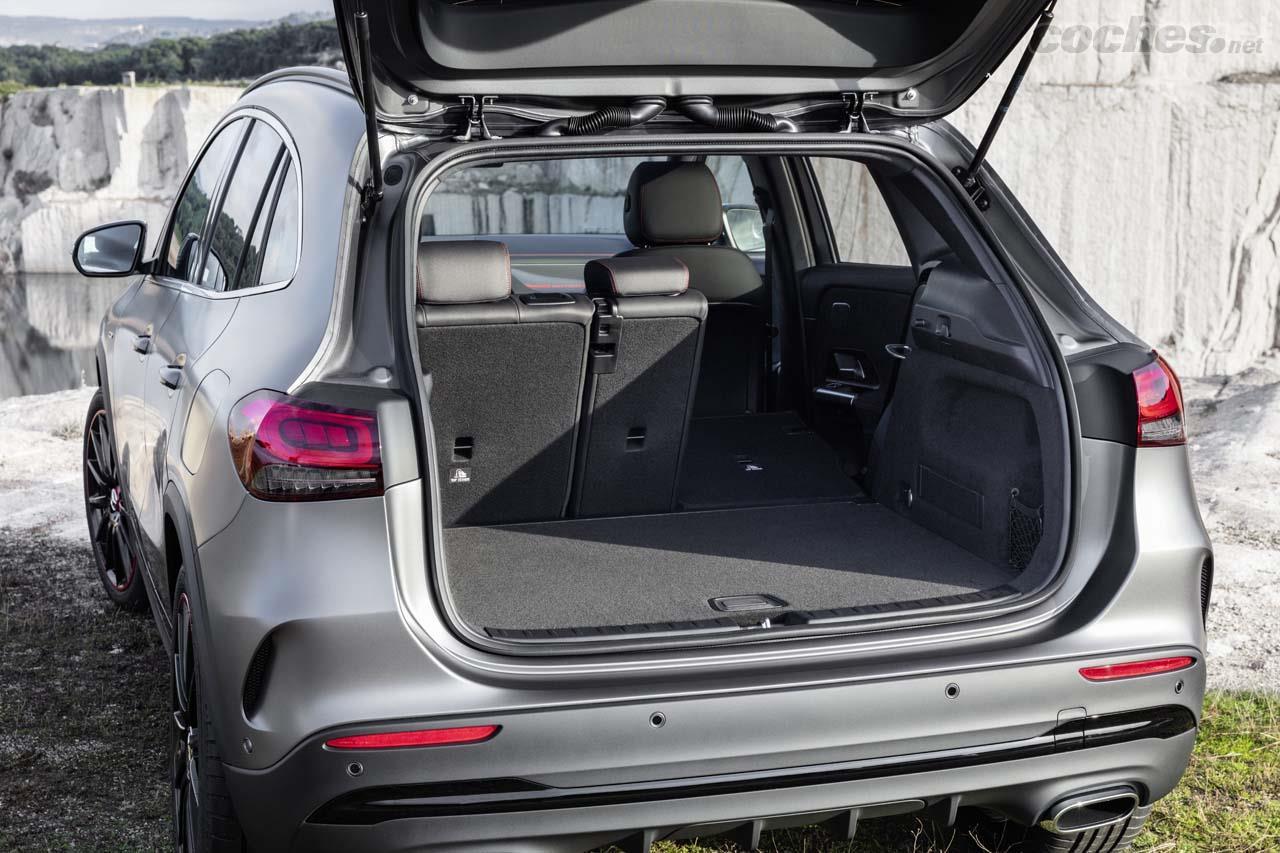 El maletero del Mercedes-Benz GLA anuncia en configuración 5 plazas 435 litros de capacidad, 14 litros más que el modelo anterior. Los respaldos traseros se pueden abatir tipo 40/20/40.