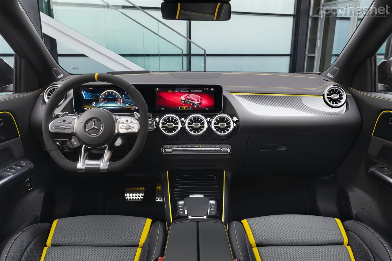 Destacan en su interior el volante deportivo de tres radios y los acentos decorativos en amarillo "fosforito".