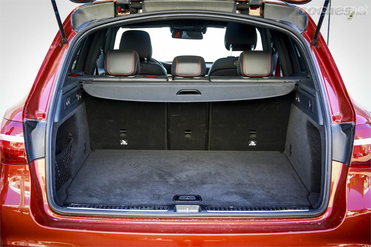 Es un SUV deportivo, pero cuenta con un buen espacio interior. El maletero tiene 550 litros de capacidad. 