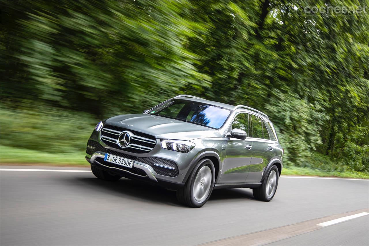 El Mercedes GLE 350 de, equipa una batería de gran capacidad que le permite circular hasta 90 km (según WLTP) sin arrancar el motor diésel.