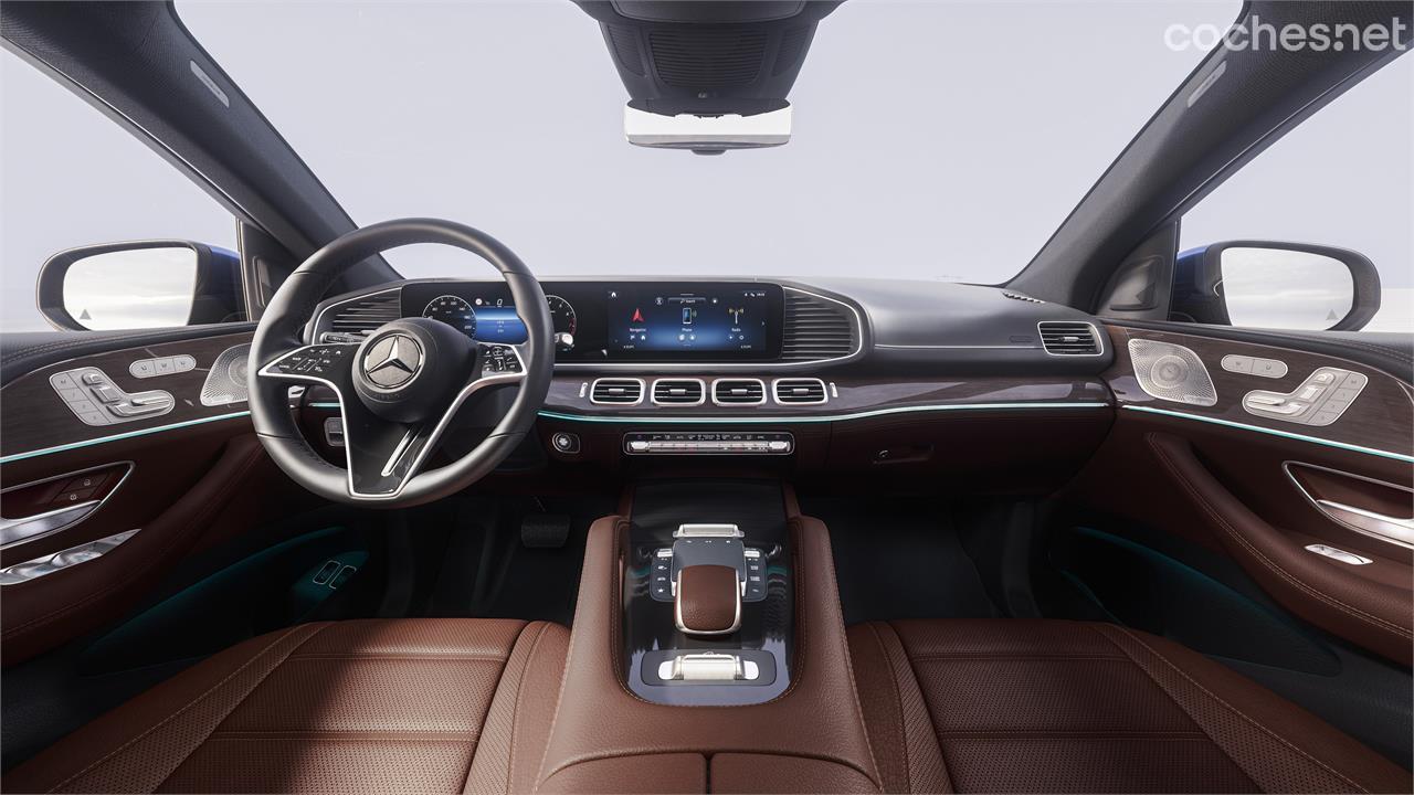 El habitáculo del Mercedes-Benz GLE parece inalterado pero introduce nuevas combinaciones de color, un nuevo volante y un mejorado sistema de "infotainment" MBUX.