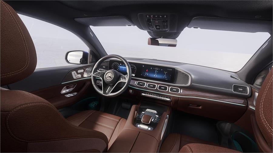 En el interior de los nuevos Mercedes-Benz GLE y GLE Coupé se incluye el volante con pulsadores sensitivos y nuevos detalles cromados en el acabado. 
