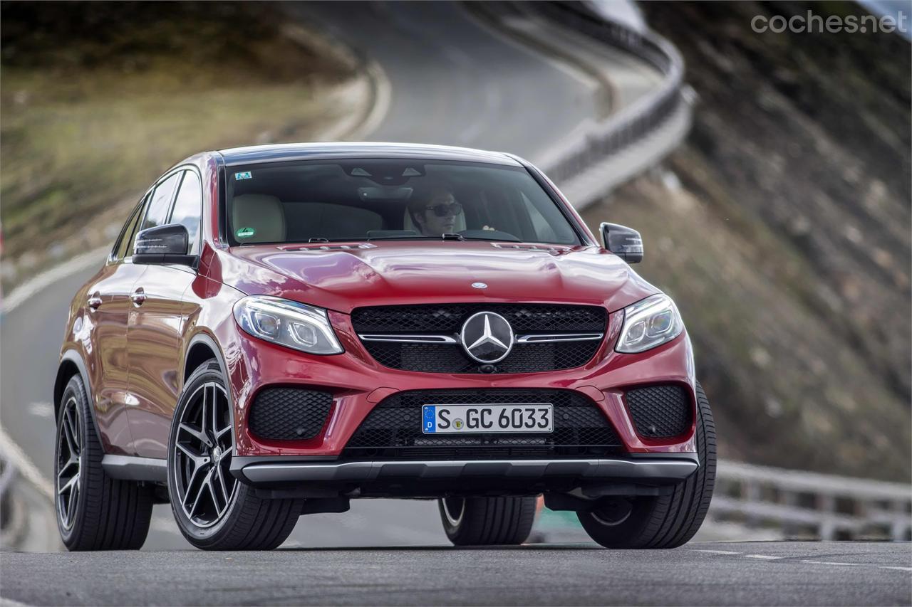 El nuevo Mercedes-Benz GLE Coupé exhibe un frontal contundente, en la última línea de diseño de la marca alemana. Sus formas son muy atléticas y expresan dinamismo. 