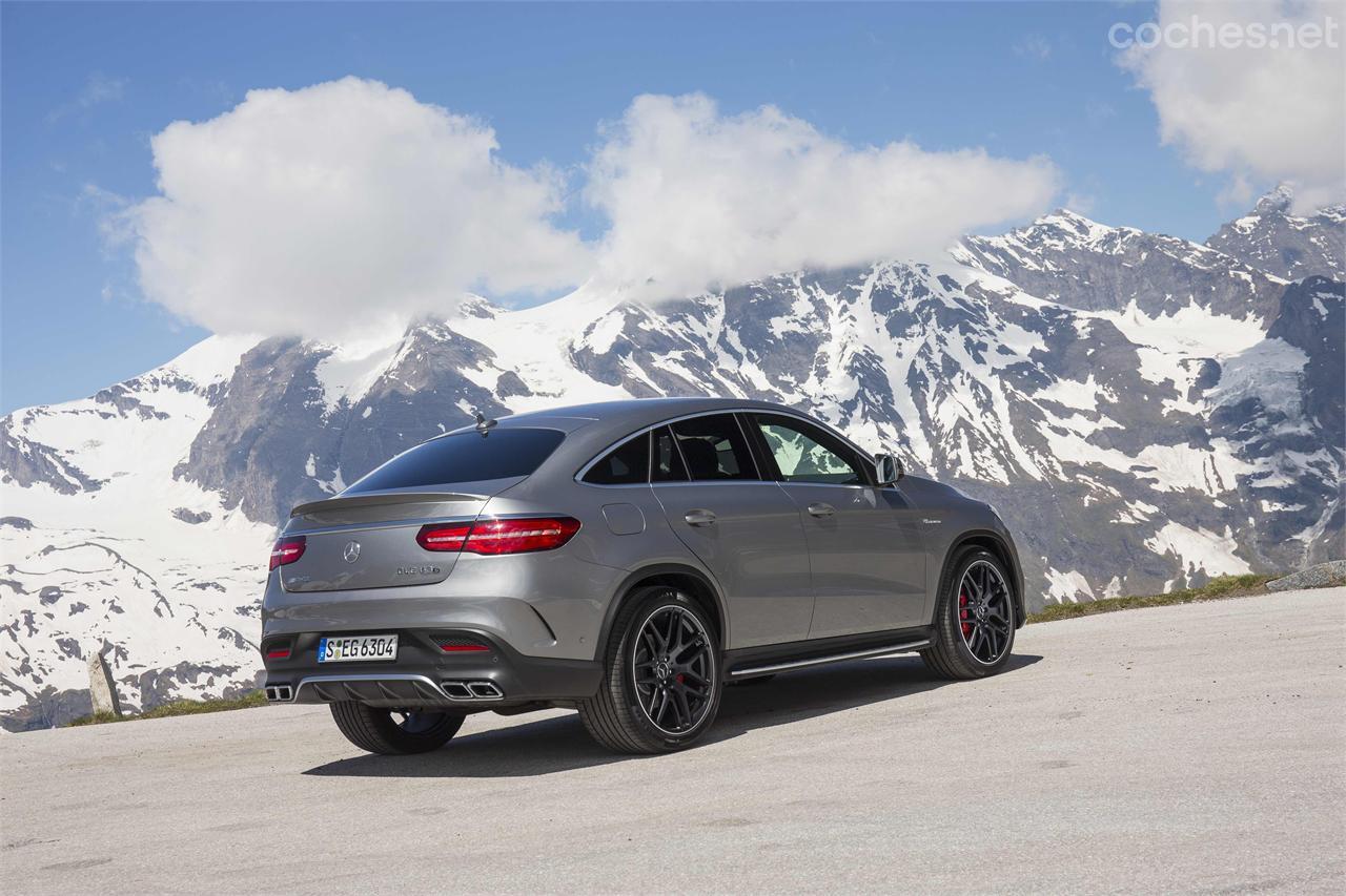 La mezcla de estilos es una de las caracteristicas de este nuevo modelo de Mercedes-Benz. La línea de techo cae hacia atrás, creando la estética cupé que se busca. 