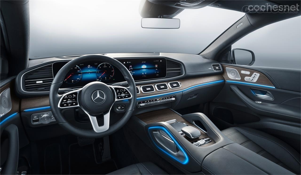 La doble pantalla en el salpicadero produce un aire de "déjà-vu" en el salpicadero, muy similar al de la mayoría de Mercedes grandes actuales.