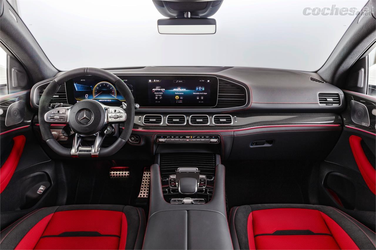 Volante, pedales, salpicadero en cuero y asientos deportivos con toques en rojo caracterizan el habitáculo de la versión AMG de gasolina.