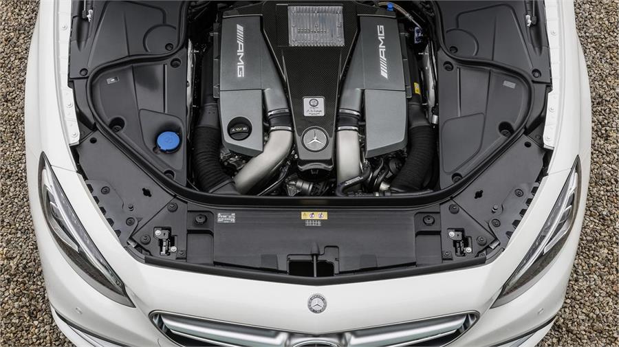 El V8 biturbo genera 585 CV y un par de 900 Nm que pasa al suelo a través de uno o dos ejes motrices.
