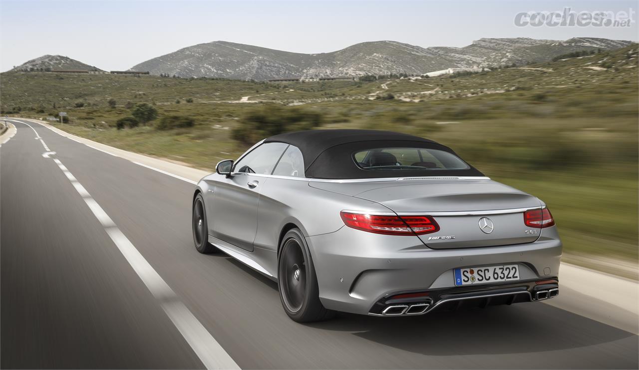 La versión S63 4matic Cabrio añade un plus a nivel de motricidad al incorpora un esquema de tracción integral. Aun así el tren trasero sigue teniendo una clara preponderancia a nivel dinámico.
