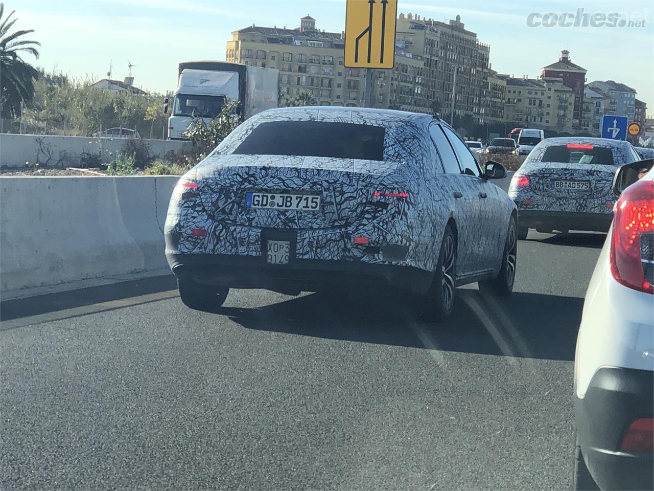 A simple vista el nuevo Mercedes-Benz Clase S recuerda bastante al modelo anterior, al menos en lo que a líneas generales se refiere.