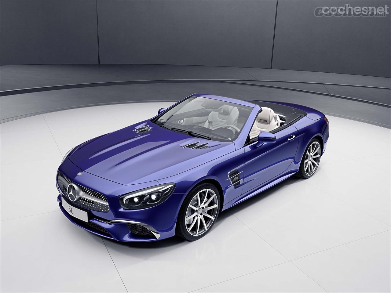 El Mercedes-Benz SL designo Edition lo podemos identificar por su color azul metalizado especial.