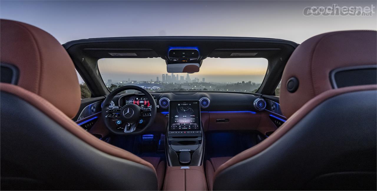 En el interior del nuevo Mercedes-AMG SL destaca la pantalla central, táctil y orientable en varias posiciones. 