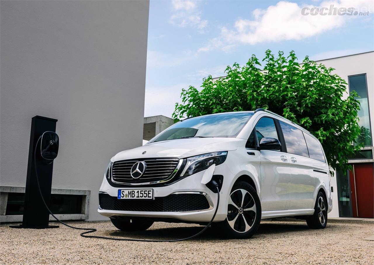 El Mercedes-Benz EQV 300 se carga, en una toma de corriente alterna (11 kW), en poco menos de 10 horas.