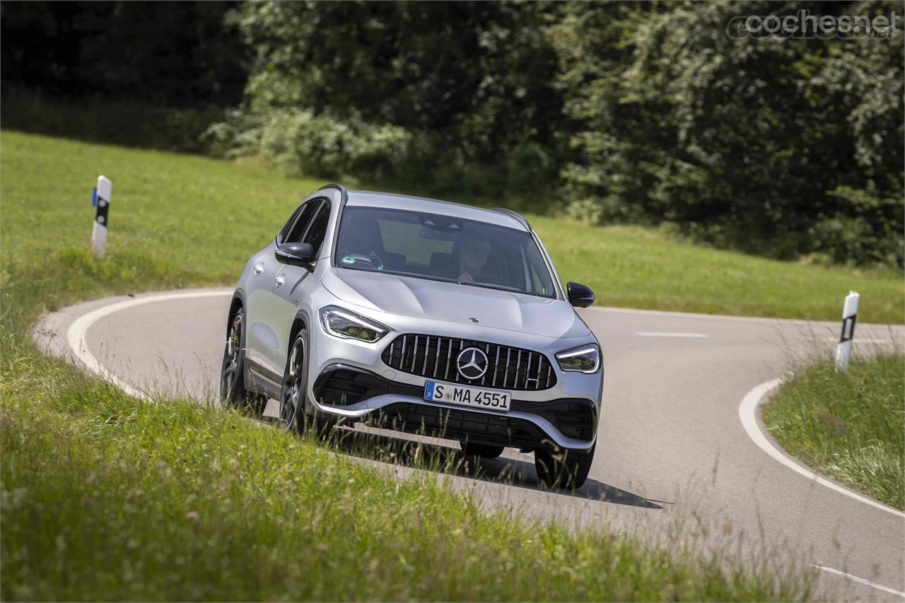 El Mercedes-Benz GLA 2020 sigue siendo un SUV con un comportamiento sobresaliente en carretera. Fácil, aplomado y ágil en carretera de curvas. 