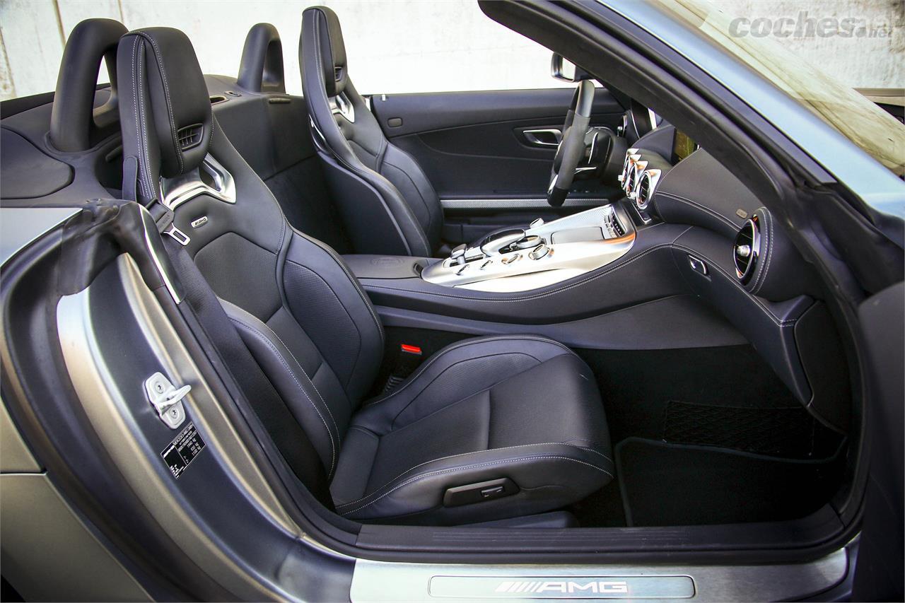 Aunque son opcionales, lo más destacable del interior son los asientos Performance con calefacción en el cuello.