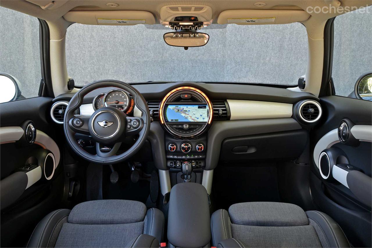 El interior del Mini 2014 sigue siendo perfectamente reconocible, con motivos circulares por todas partes.