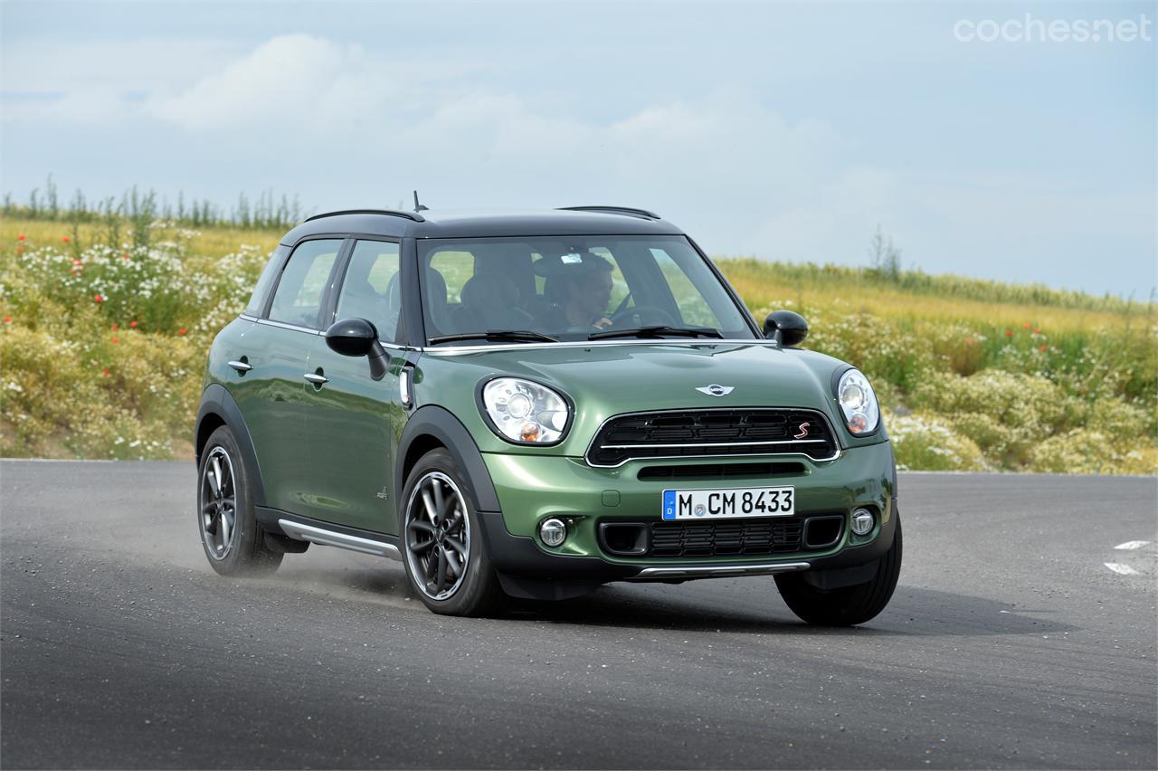 El Mini Countryman en su version S recibe 6 CV más y pequeños retoques en las protecciones para la modalidad con tracción integral. 