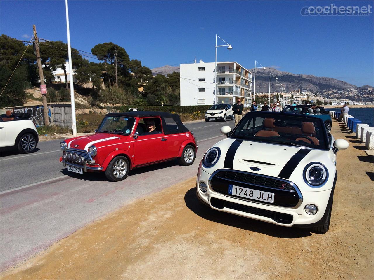 Entre 1992 y 1996 MINI fabricó 1.081 unidades del MINI Classic Cabrio. En nuestra ruta nos cruzamos con esta unidad con volante a la derecha del modelo antiguo.