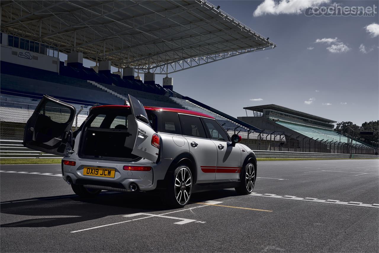 El Clubman John Cooper Works mantiene, lógicamente, las puertas traseras tipo armario que son una de sus señas de identidad.