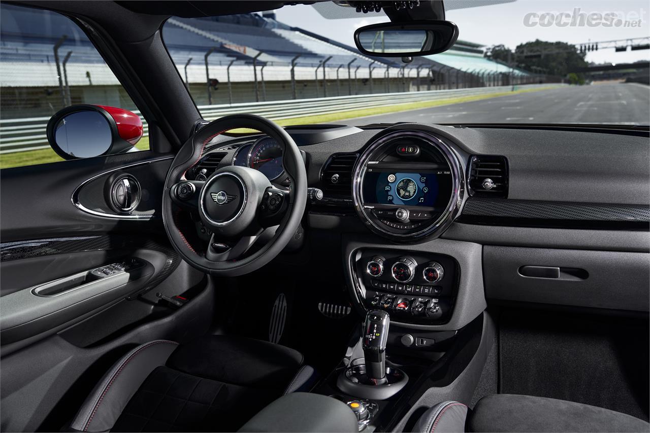 En esta imagen interior del Clubman se aprecia la pantalla opcional de 8,8 pulgadas. La de serie es más pequeña.