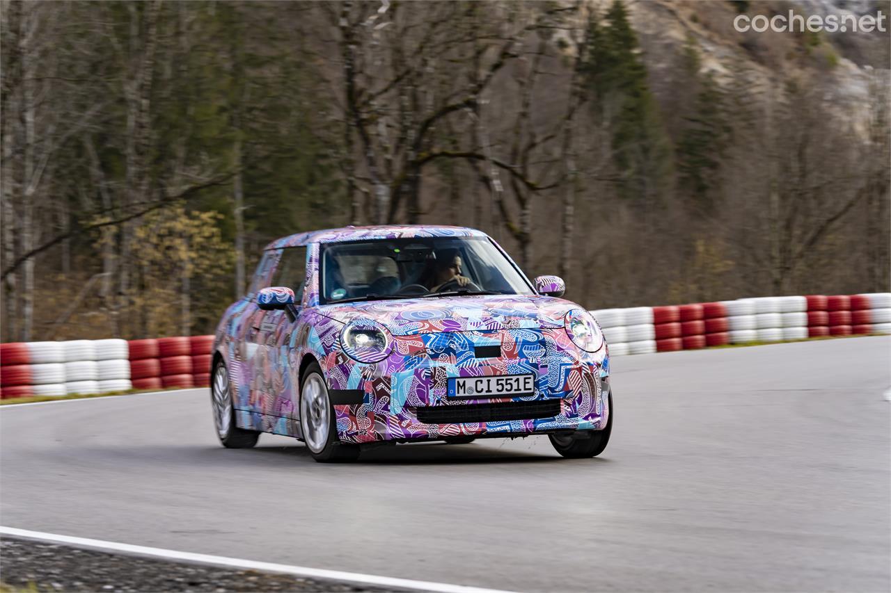 Probamos el Mini Cooper Electric en un pequeño circuito, para comprobar los cambios introducidos en su chasis y electrónica. 