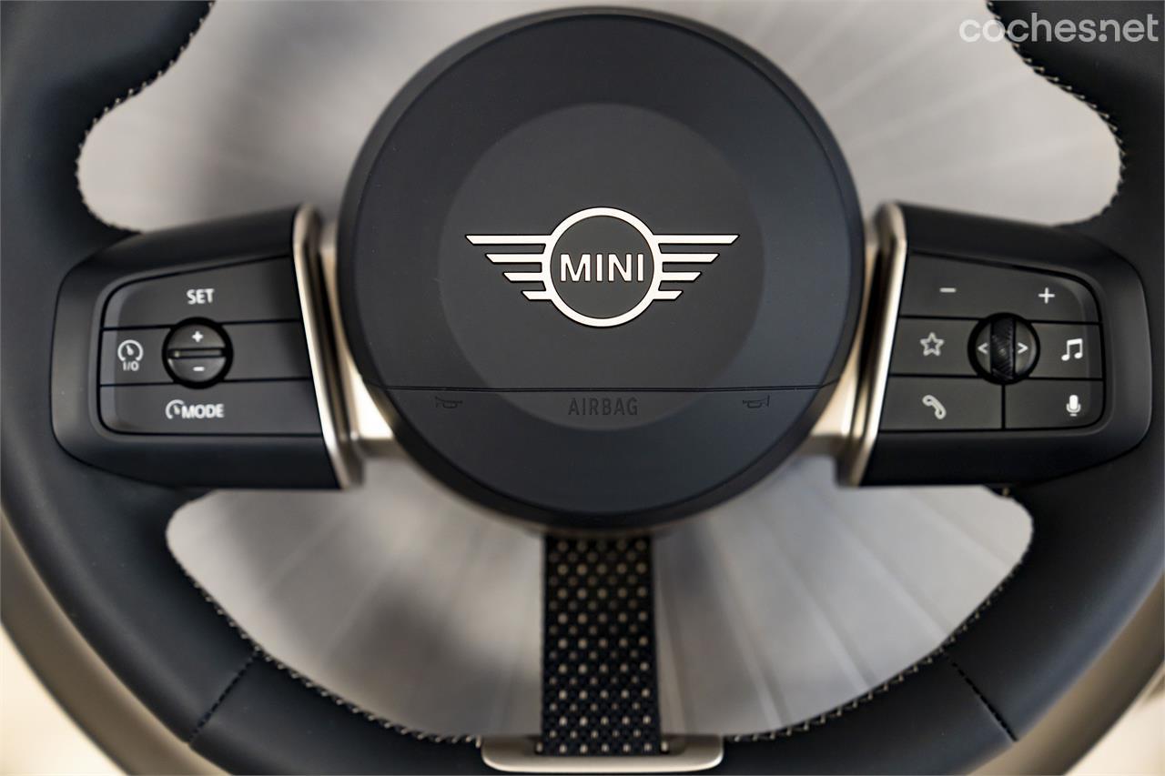 El nuevo volante del Mini Cooper Electric es de dos radios más una tira téxtil en su parte inferior. Está forrado en material que imita a la piel. 