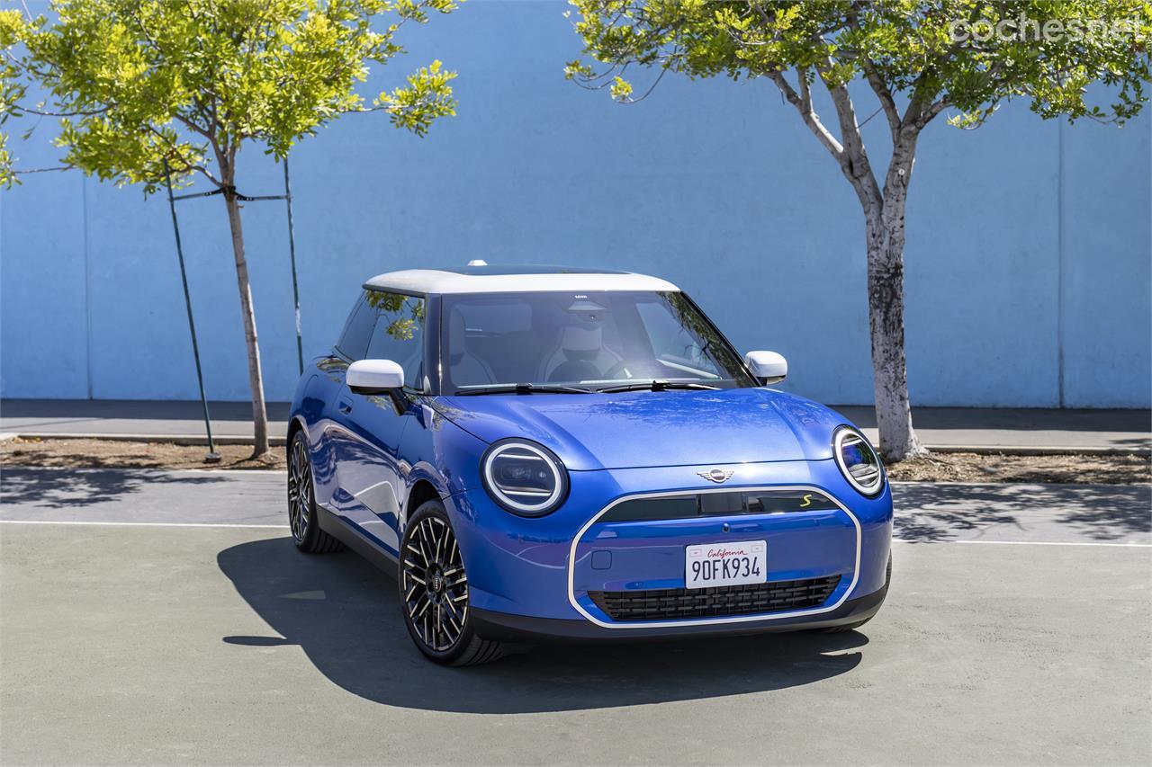 Así será el nuevo Mini Cooper Electric, según pudo verse de forma extraoficial en Los Ángeles (EE.UU.).