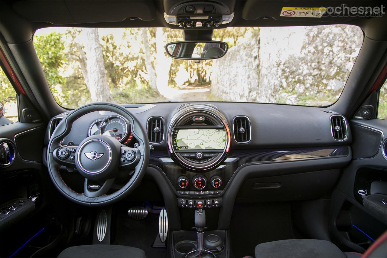 La pantalla en el centro recuerda a los Mini clásicos. En esta generación el velocímetro ha pasado a la instrumentación convencional, detrás del volante.