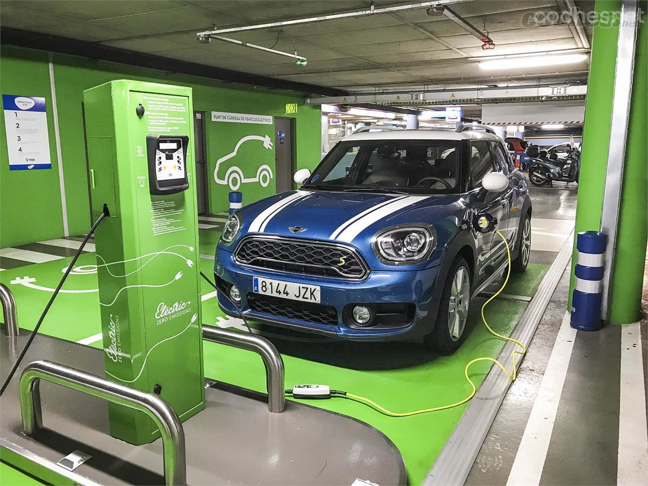 Después de cargarlo 3 horas la autonomía eléctrica teórica nunca se cumple, en llano y ciudad a lo sumo podremos hacer en torno a 30 kilómetros.