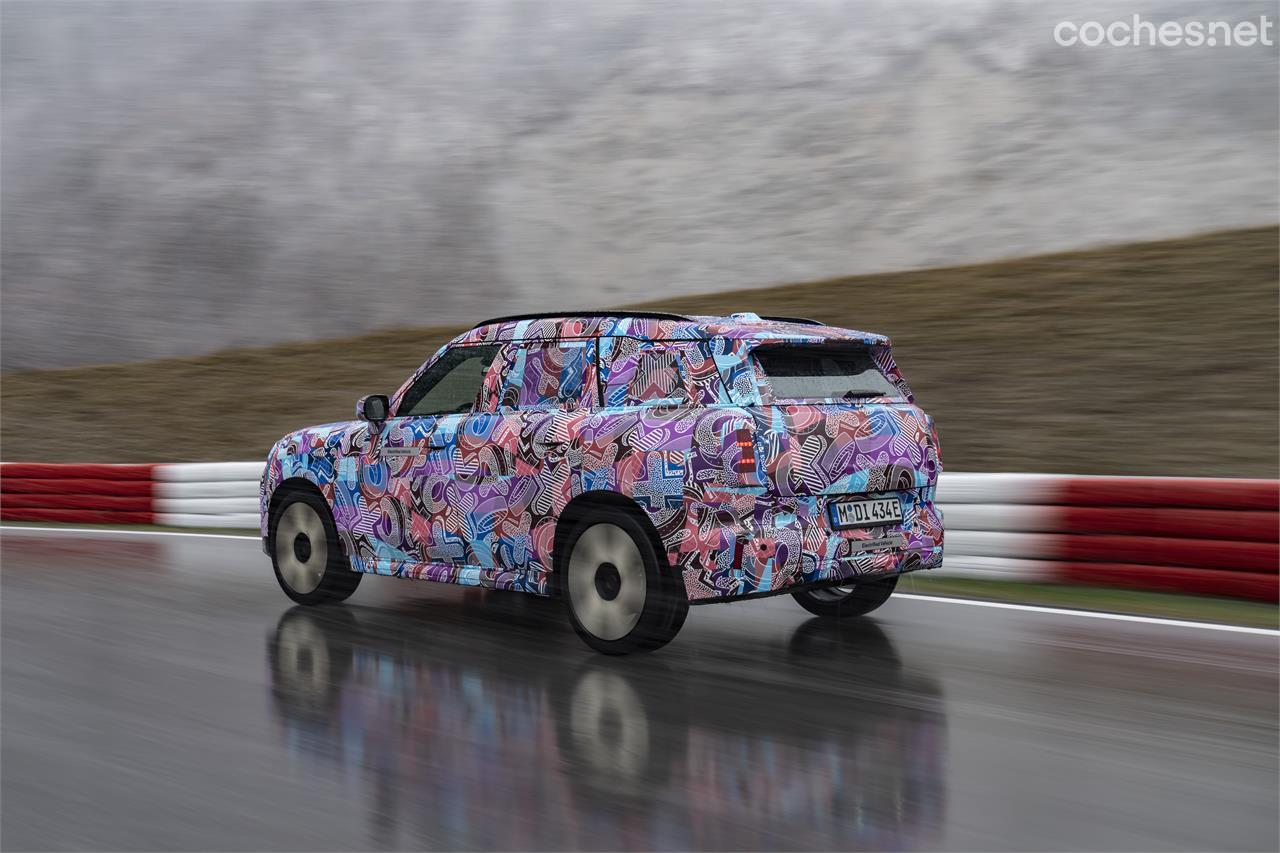 La primera toma de contacto con el Mini Countryman 2024, en el lado del pasajero, avanza un Mini con un comportamiento muy estable y potente, claramente deportivo. 