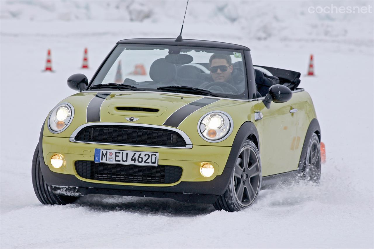 En la presentación internacional del MINI Cabrio tuvimos la oportunidad de conducir un Cooper S con neumáticos de clavos en un circuito de hielo a -20º C.