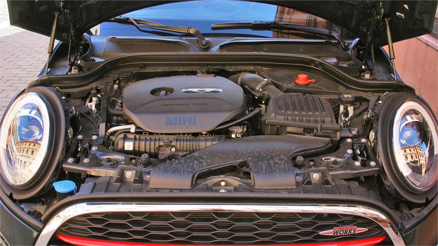 El motor 2.0 con tecnología TwinPower Turbo y 231 CV destaca por una gran entrega de fuerza a bajas vueltas.