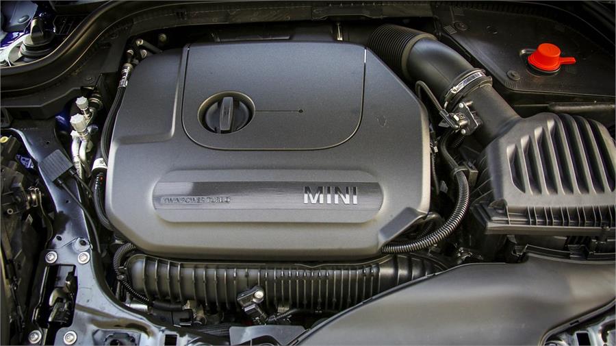 Mini ha decidido que el Cooper S merece un motor de dos litros contraviniendo la moda actual del downsizing. Los 192 CV que rinde están ahí y se hacen notar.