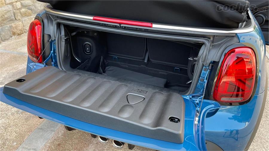 El maletero no es el punto fuerte de los cabrio. Apertura hacia abajo, boca de carga estrecha y poso espacio en el interior.