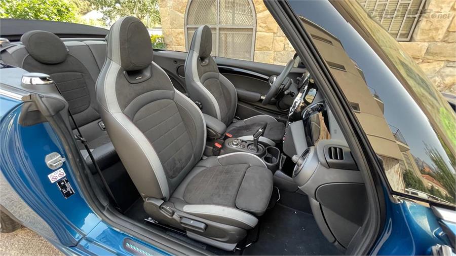 Los asientos delanteros del Mini John Cooper Works Cabrio 2021 son cómodos y, sobre todo, recogen muy bien el cuerpo del conductor.