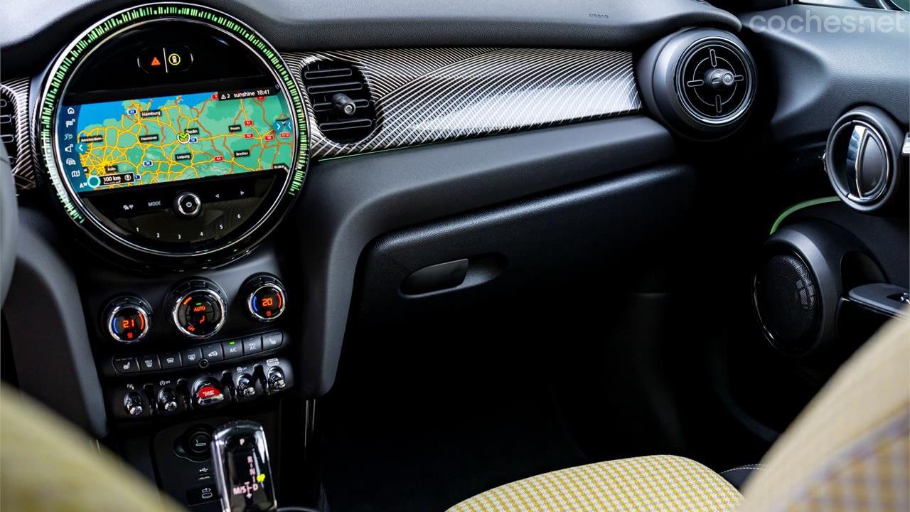 MINI MINI - The interior adds retro details and upholstery inspired by the first Mini.