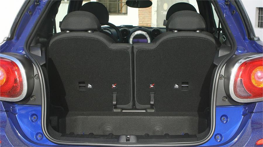 Con cuatro plazas el maletero del Paceman ofrece un volumen de carga bastante razonable de 330 litros, ampliables hasta 1.080 litros si abatimos los respaldos traseros.