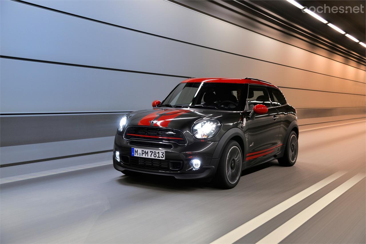 El Mini Paceman recibe las mismas modificaciones en detalles exteriores que el Countryman, entre ellas los faros antinieblas y las luces diurnas LED.