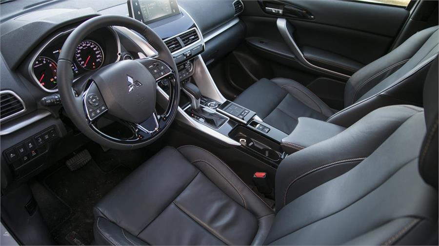 El interior se percibe de calidad, bien terminado y con un diseño complejo. Mitsubishi ha dado un salto en positivo en los acabados de estas plazas delanteras. 
